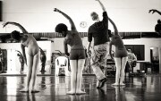 Andrew, originario della Russia, mentre insegna danza ai bambini nella scuola che ha fondato in un sobborgo povero di Città del Capo, Sudafrica.