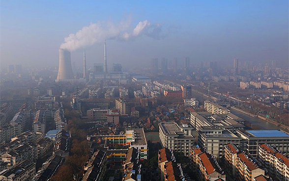 Eine Fabrik in der Stadt Huaian im Osten Chinas speit eine dichte Rauchwolke in den Himmel.