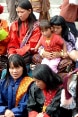 Des femmes et des enfants assistent à un événement.