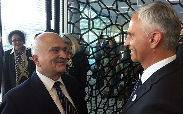 Bundesrat Didier Burkhalter mit Prinz Hassan von Jordanien bei der Eröffnung des Panels zu Wasser und Frieden.