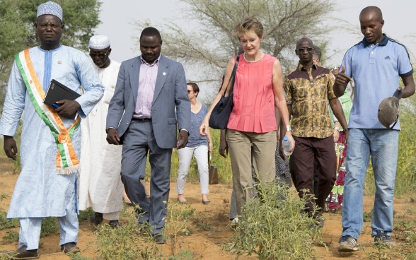 Bundesrätin Simonetta Sommaruga während ihres Besuches einer integrierten landwirtschaftlichen Ausbildungsstätte des Projektes FOPROR in Niger, 4. Oktober 2017.