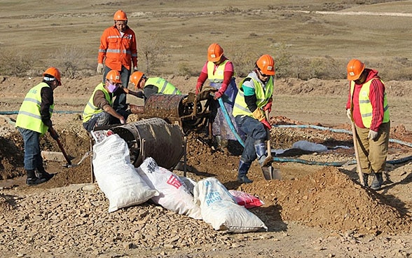 Through giving artisanal mining a legal status in Mongolia, miners are not only better protected but also required by law to comply with environmental and social standards. Miners digging for gold with shovels.