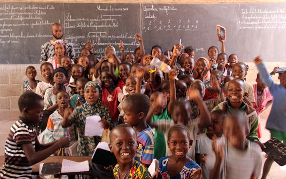 Un gruppo di bambini in un'aula