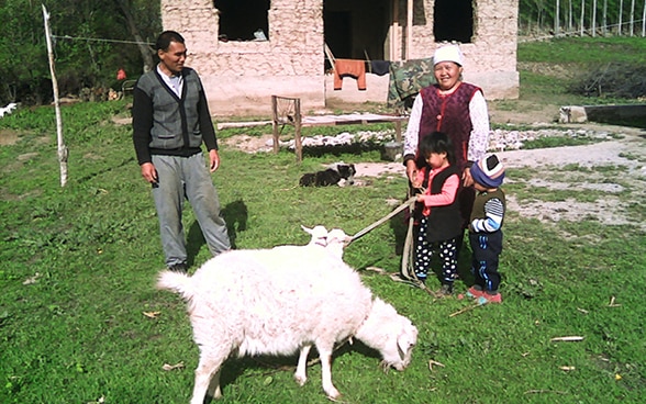 Die Familie von Nurdinov Jeenbek mit der Milchziege, die er durch das Projekt erhalten hat.