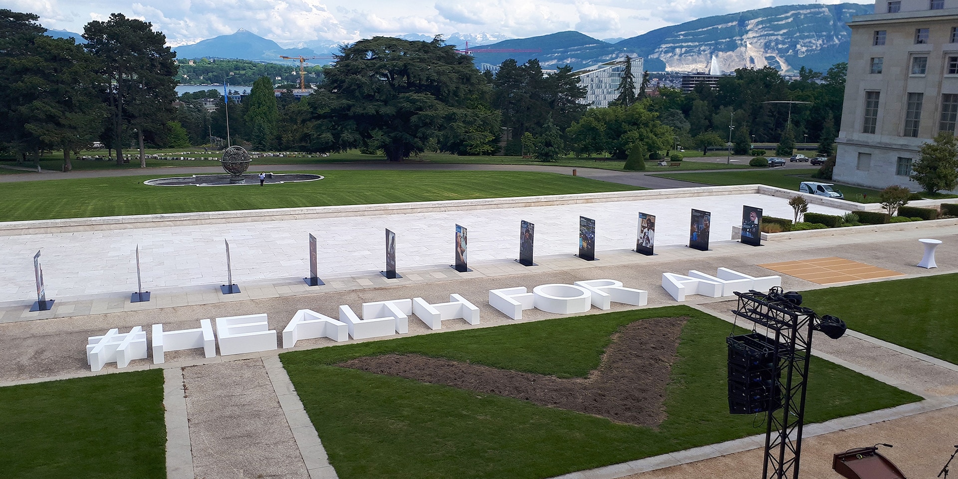 Auf dem Rasen vor dem UNO-Gebäude in Genf steht in grossen Buchstaben: #HEALTH FOR ALL.