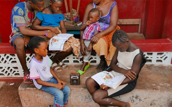 Una familia en Kambia, Sierra Leone, educando en el hogar.
