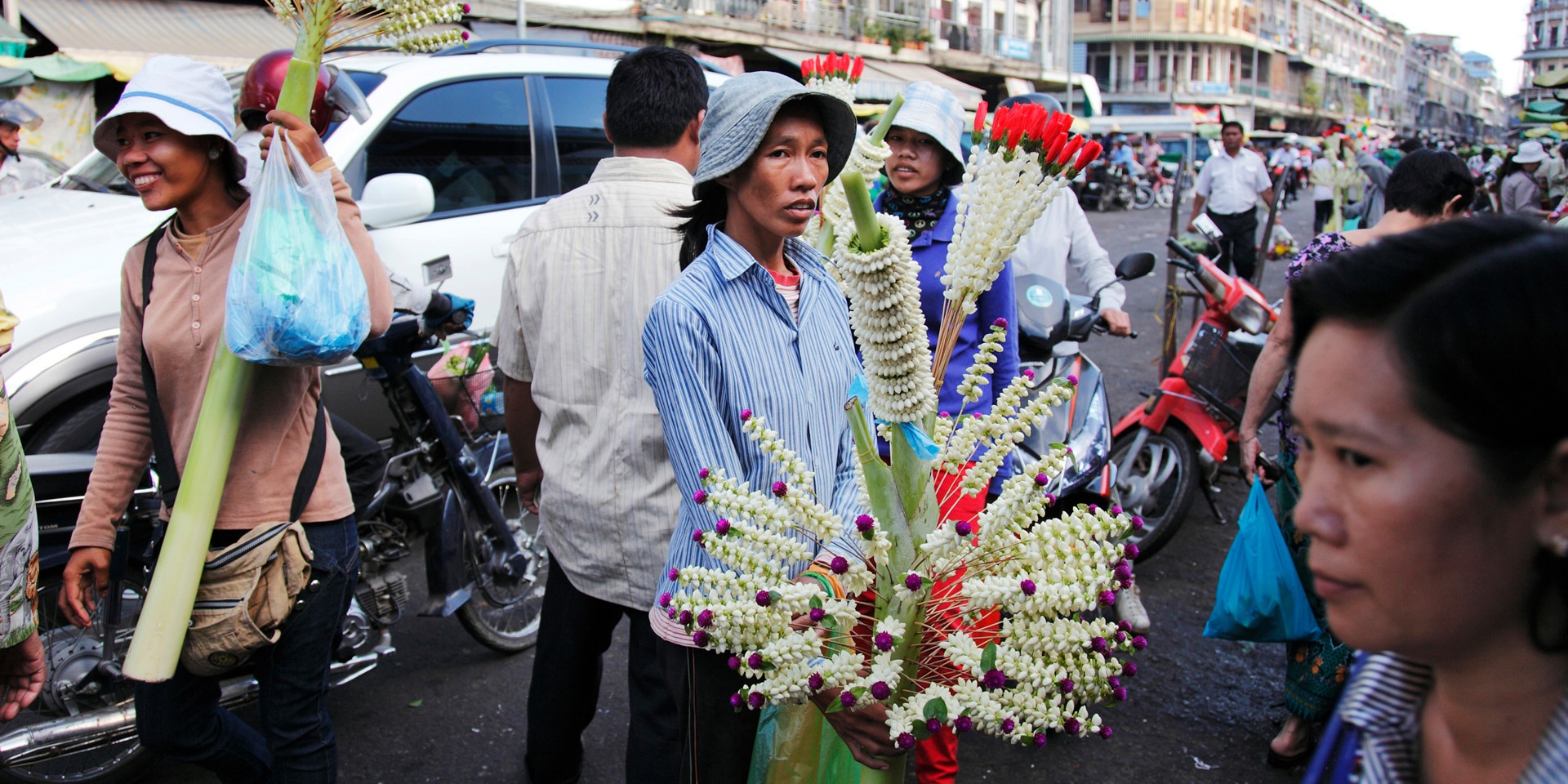 Venditrice di strada a Phnom Penh, in Cambogia: oltre due miliardi di persone lavorano nel settore informale.