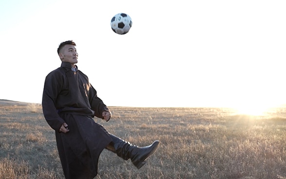 Diesen Fussball aus Yak-Leder stellte ein kleines Unternehmen in der Mongolei her. 