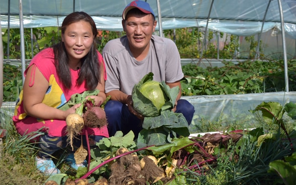 Gli agricoltori del Mongolian Potato Project in posa dietro ai prodotti del loro raccolto.