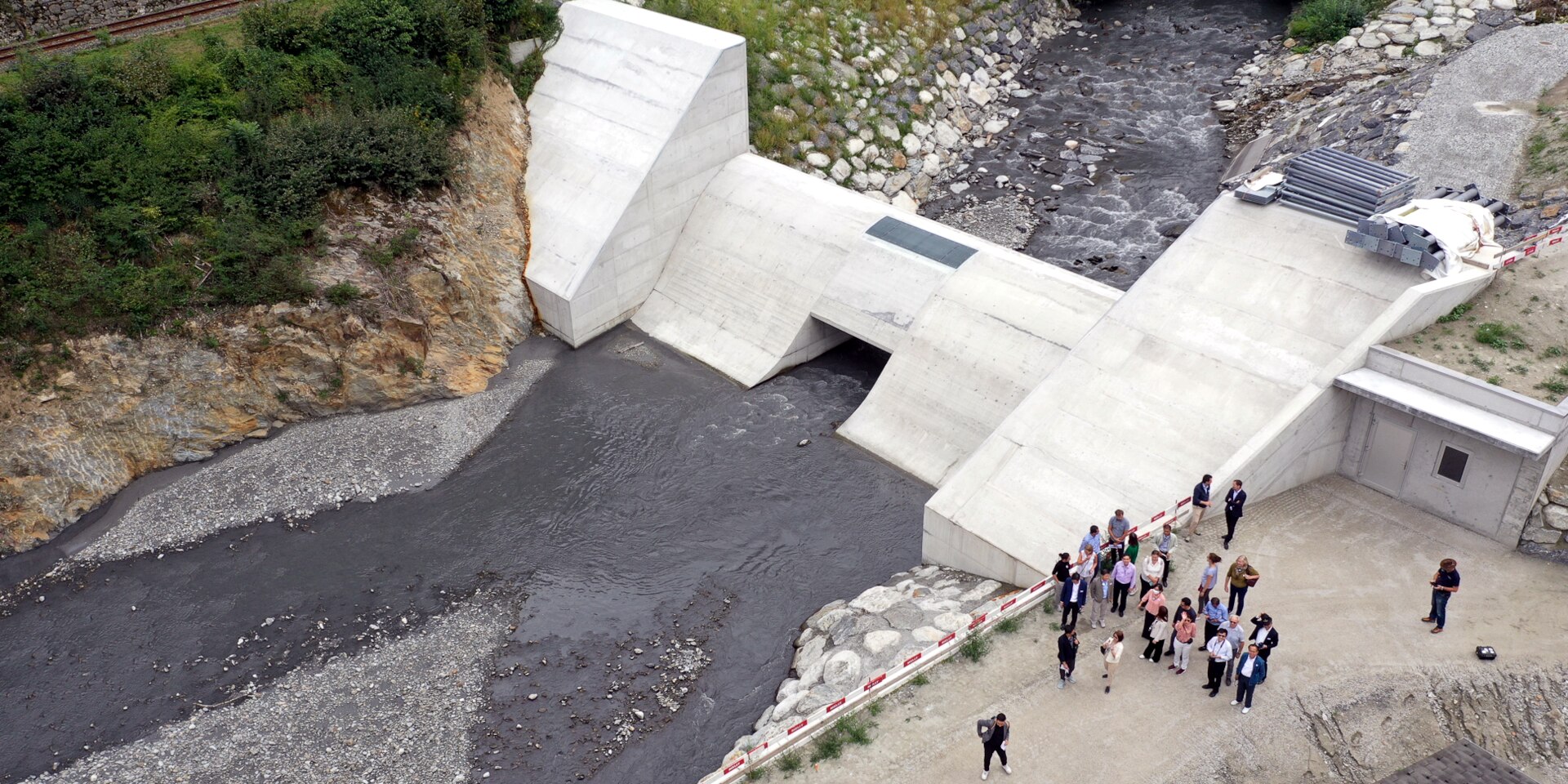 Vue aérienne des délégations asiatiques à proximité d’un barrage.