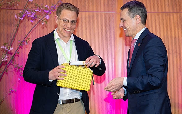 Olivier Gröninger, Director general de Openversum, junto al Presidente de la Confederación Suiza, Ignazio Cassis, en la ceremonia de entrega de premios de «Juntos somos mejores» en Ginebra.