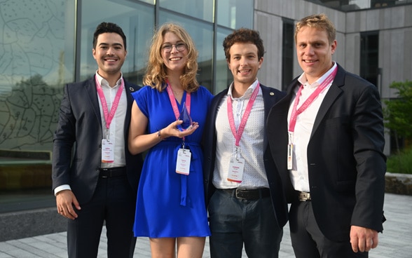 L’équipe d’Openversum - Julián Salazar, Laura Stocco, Lorenzo Donadio et Olivier Gröninger (de gauche à droite) - avec le trophée de finaliste du Hult Prize.