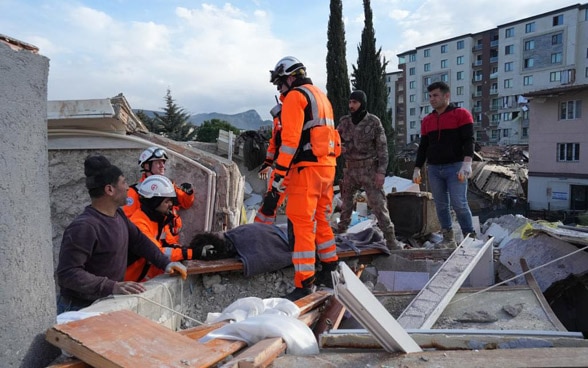 Membri della Catena svizzera di salvataggio hanno salvato una giovane donna dalle macerie.