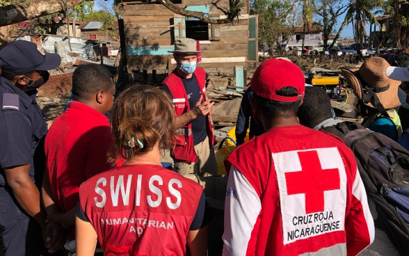 Fachleute des Schweizerischen Korps für humanitäre Hilfe unterhalten sich mit Vertreterinnen und Vertretern des Nicaraguanischen Roten Kreuzes.