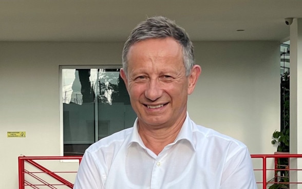 Christoph Graf se tient devant une maison.