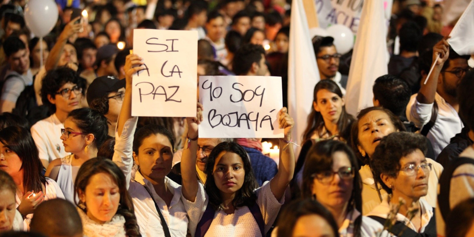 Giovani manifestano in modo pacifico ma deciso a favore della pace. Due giovani donne tengono dei manifesti davanti alla telecamera.