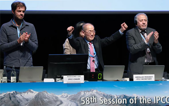 Altos funcionarios de la ONU celebran la adopción del 6º Informe sobre el Cambio Climático 2023. 
