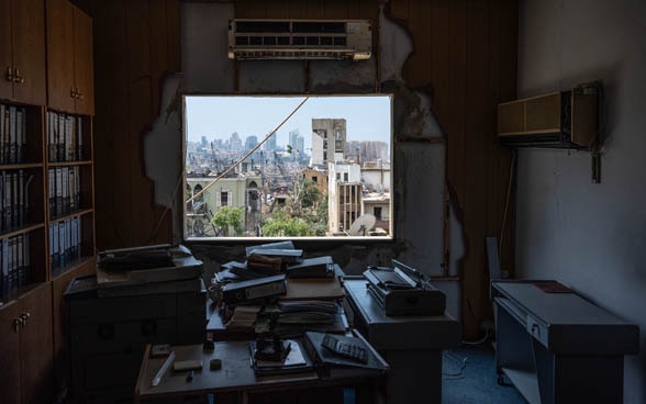 Vista de Beirut (Líbano) desde la ventana destrozada de un apartamento. 