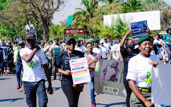 500 personnes défilent à l'occasion de la Journée mondiale de la santé mentale 2022 dans la capitale du Zimbabwe pour sensibiliser le public à la santé mentale.