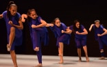 Fünf Tänzerinnen aus Indonesien präsentieren auf der Bühne eine ausdrucksstarke Tanzchoreographie