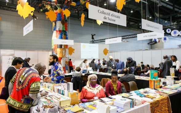 Un stand du Salon africain, où des éditeurs présentent et vendent des ouvrages littéraires africains au public intéressé.