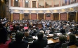 Die 250 Abgeordneten verfolgen die Debatte in der Nationalversammlung von Serbien.