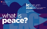 Banner de la conferencia IC Forum 2024 con el título de la conferencia que dice «What is peace?». En el fondo hay una paloma que sostiene una rama de olivo.