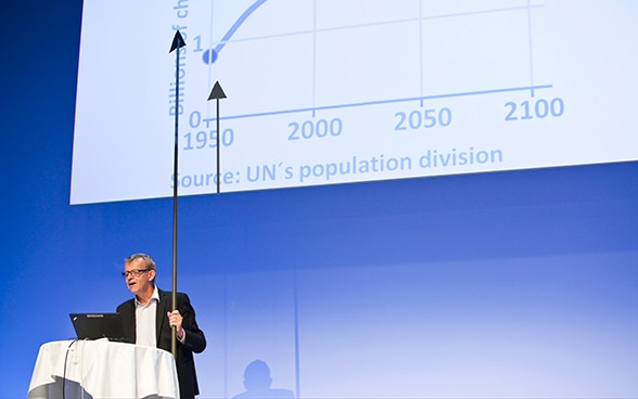 Professor Hans Rosling wendet sich an das Publikum.