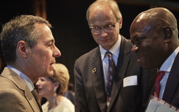 Ignazio Cassis conversa con Gilbert F. Houngbo. Pio Wennubst è di fianco a loro.