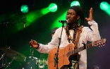 Der senegalesische Musiker Kara Sylla Ka während eines Konzerts