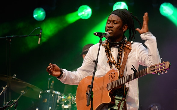 Le musicien sénégalais Kara Sylla Ka pendant un concert.