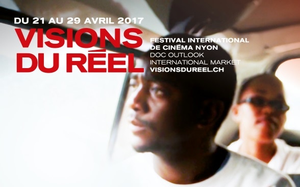 Ein Filmplakat des Festival Visions du Réel zeigt zwei Männer in einem Auto. 