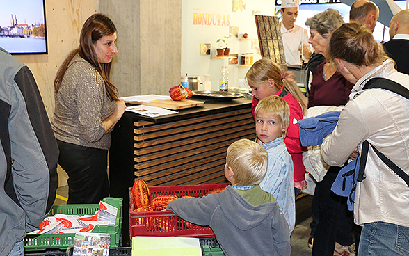 Mostra speciale della DSC all'OLMA 2015: bambini e adulti allo stand sull'Honduras.