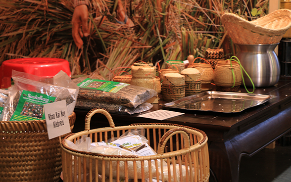 Diverse Körbe mit landwirtschaftlichen Produkten aus Laos an der DEZA-Sonderschau an der OLMA 2015.