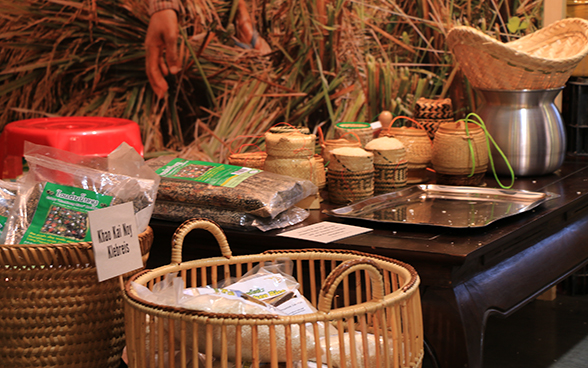 Diverse Körbe mit landwirtschaftlichen Produkten aus Laos an der DEZA-Sonderschau an der OLMA 2015.