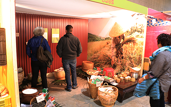 A l'OLMA 2015, des visiteurs de l'exposition spéciale de la DDC découvrent le stand consacré au Laos.