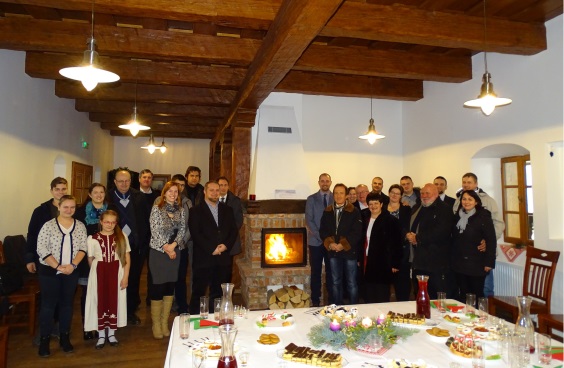 Eine offizielle Delegation posiert in einem grossen Saal bei der Einweihung der neuen Tourismusattraktionen. 