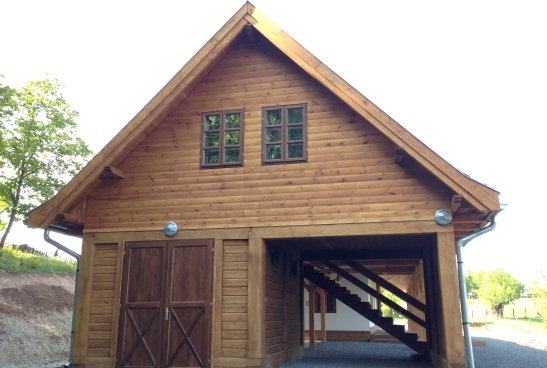 La construction d’une grande cabane en bois est achevée. Elle servira comme espace dédié à des souffleurs de verre.   