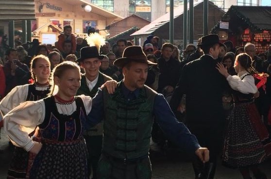 Coppie con costumi tradizionali ungheresi ballano al mercato di Natale di Montreux 2015.