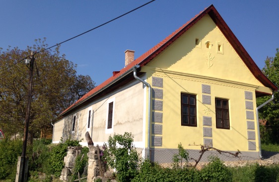 Le dernier office postal de la région de de Sátoraljaújhely a été totalement rénové. Sa façade jaune et blanche se détache sur un beau ciel estival. 