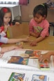 Un groupe d’enfants roms participent à un atelier de bricolage en classe.