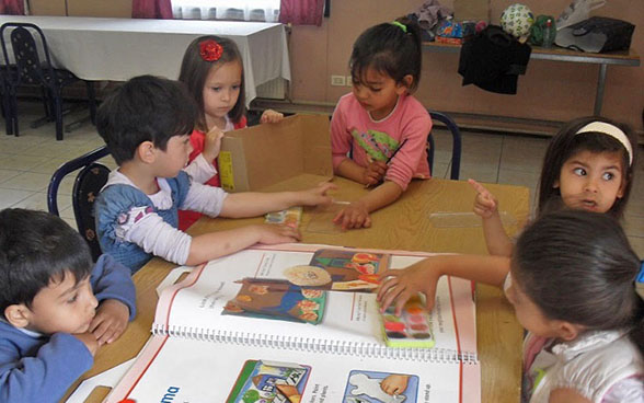 Eine Gruppe Roma-Kinder beim Basteln in der Schule.