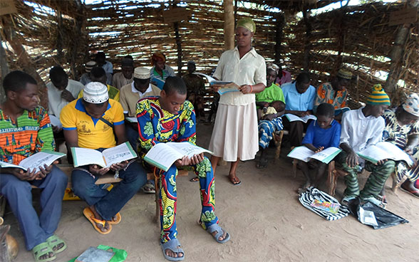 Un centro de alfabetización de adultos en un campamento peulh en el pueblo de Goure Bene, en el municipio de Nikki, Borgou, 2014