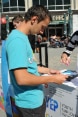 An der Jobmesse in Tuzla erhalten Jugendliche Informationen zur Stellensuche.