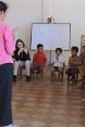 Una collaboratrice della DSC visita una scuola meterna nelle provincia die Mondulkiri.