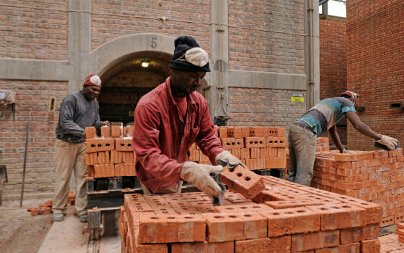 Arbeiter verpacken die gebrannten Backsteine