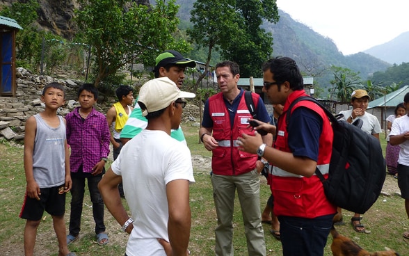 Rolf Grossenbacher talking with a representative of the local population.