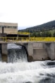 Des chutes d’eau tombent à un niveau plus bas.