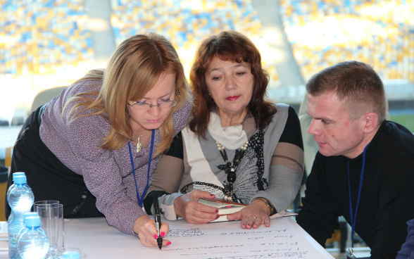 Drei Experten eines regionalen Büros für die Unterstützung der Dezentralisierung in der Ukraine nehmen im November 2015 in Kiew an einem Schulungskurs teil.