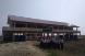 Una classe in posa davanti a una scuola ricostruita. 